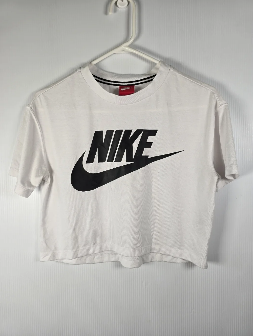 NWOT Nike Women's White Sportswear Essential Cropped Logo Tee Size Small